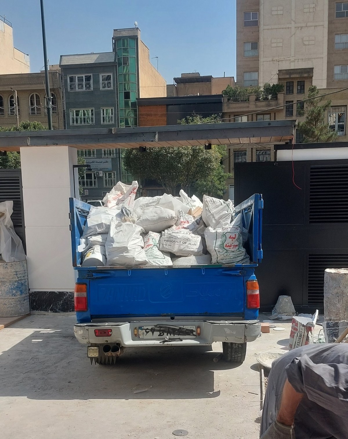 نیسان کمپرسی در حال حمل مصالح